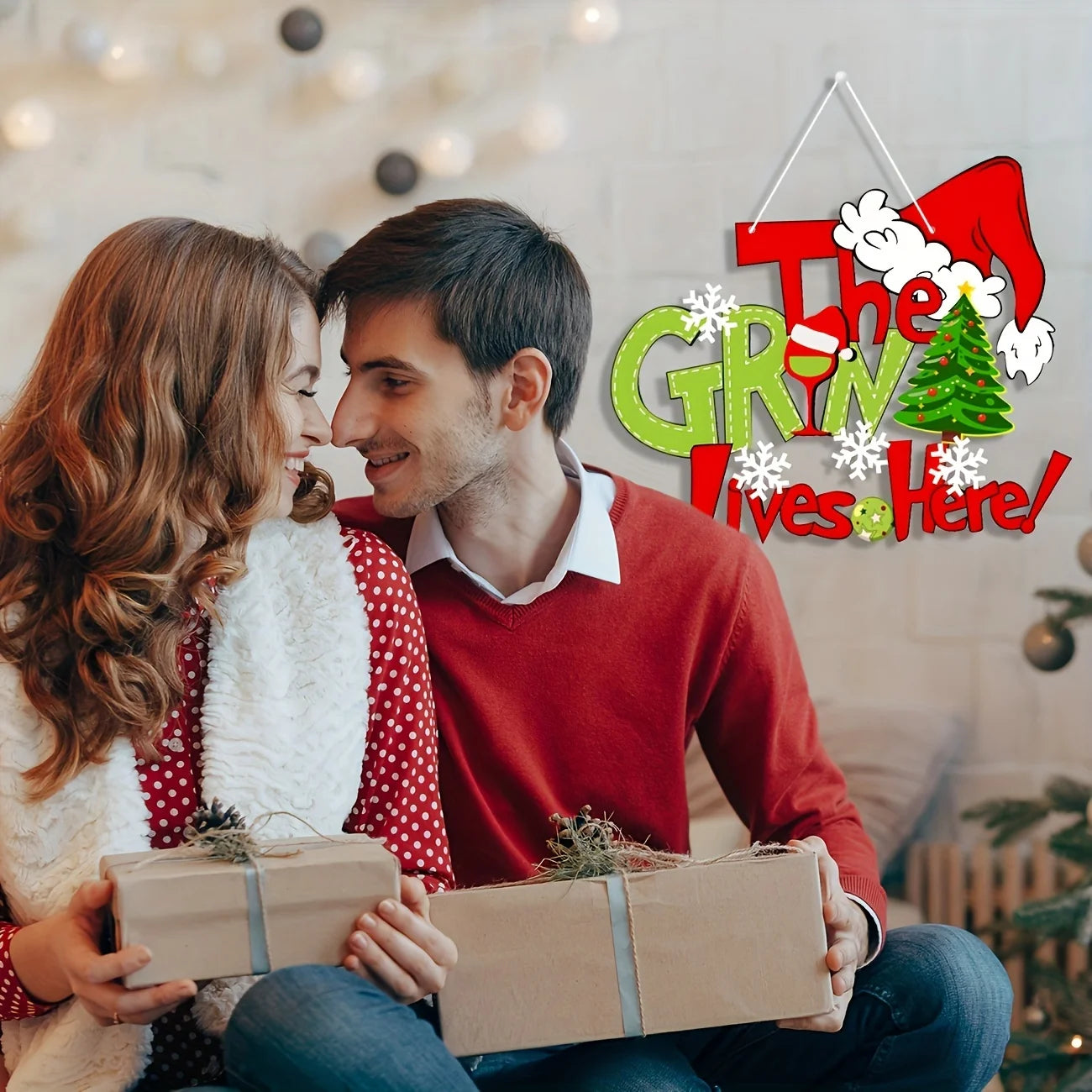 Christmas "The Grinch Lives Here" Decor Sign, 30cm×25.3cm Festive Wall Art with Santa Hat & Tree, Funny Holiday Home Decoration