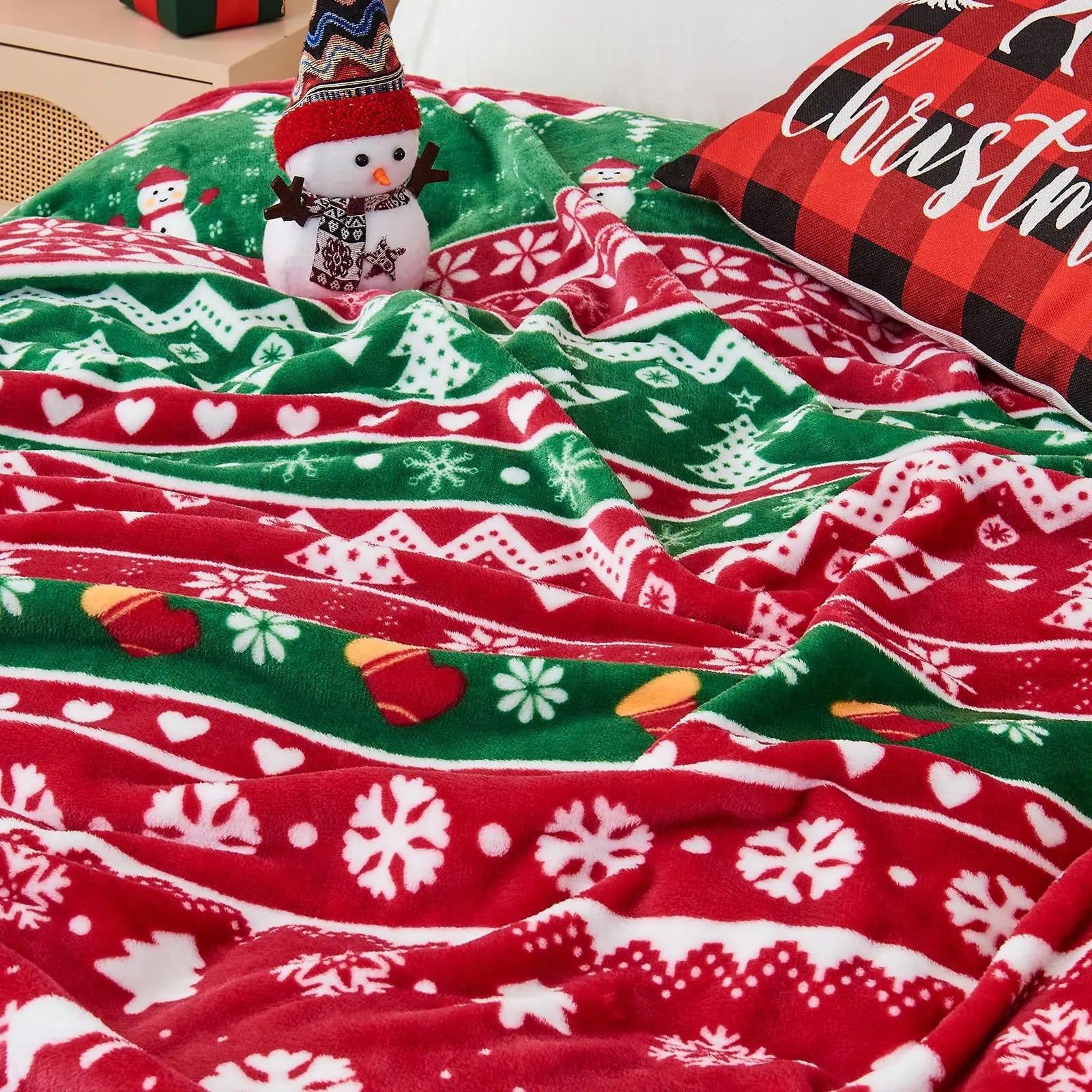 Christmas-Themed Red Green Winter Blanket Cover Comfortable Flannel Home Warmth Nap Blankets Multifunctional Decorative Blankets